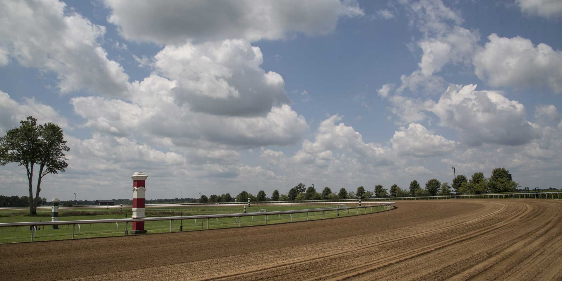 A wide shot of one of Horseracejockey’s dirt tracks.